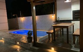 Casa com piscina em c vermelha